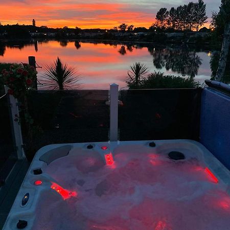 Meridian Tattershall Lakes Escape - Lakeside Lodge Caravan With A Fishing Peg Luxury Hot Tub エクステリア 写真