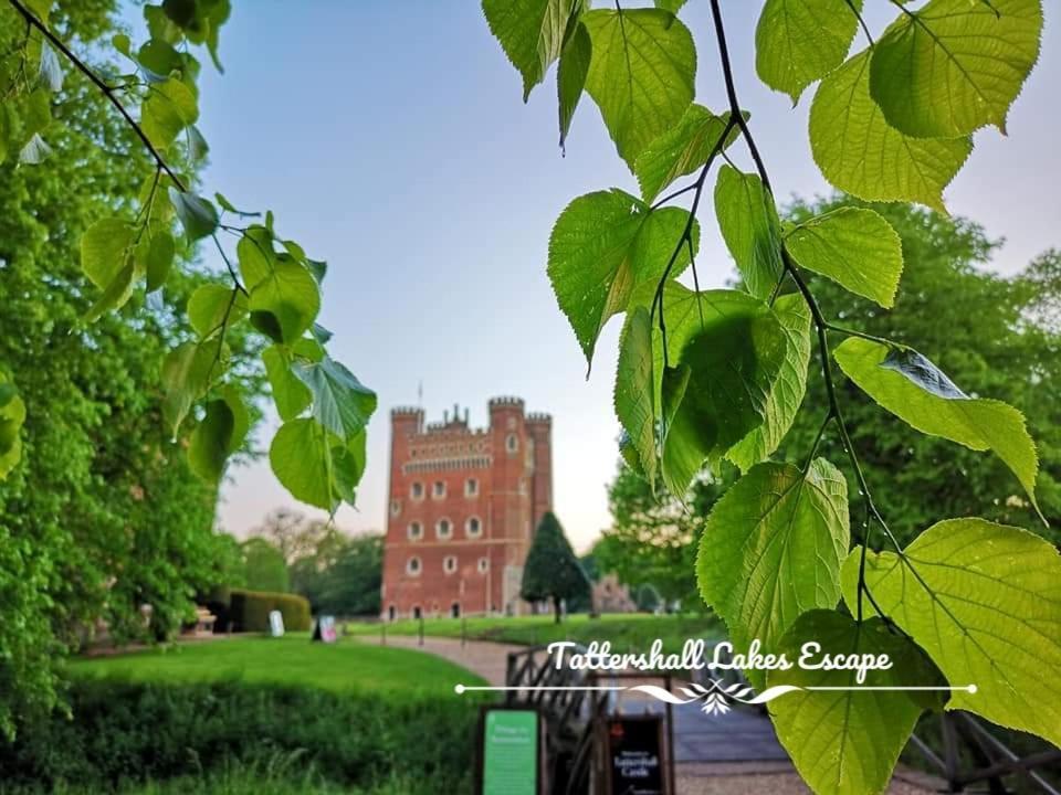 Meridian Tattershall Lakes Escape - Lakeside Lodge Caravan With A Fishing Peg Luxury Hot Tub エクステリア 写真
