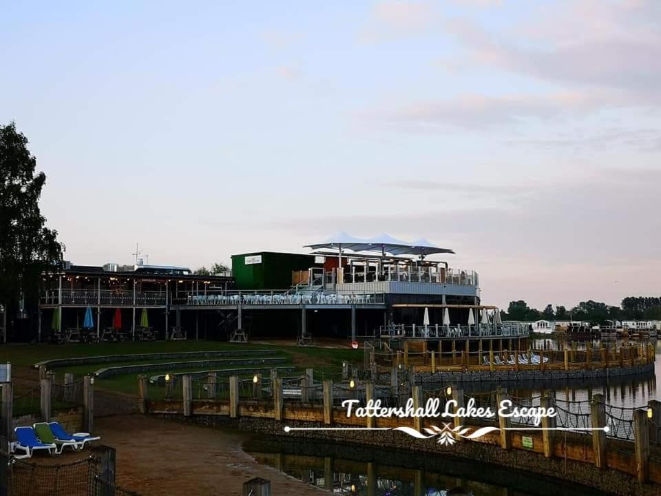 Meridian Tattershall Lakes Escape - Lakeside Lodge Caravan With A Fishing Peg Luxury Hot Tub エクステリア 写真