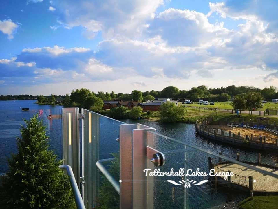 Meridian Tattershall Lakes Escape - Lakeside Lodge Caravan With A Fishing Peg Luxury Hot Tub エクステリア 写真