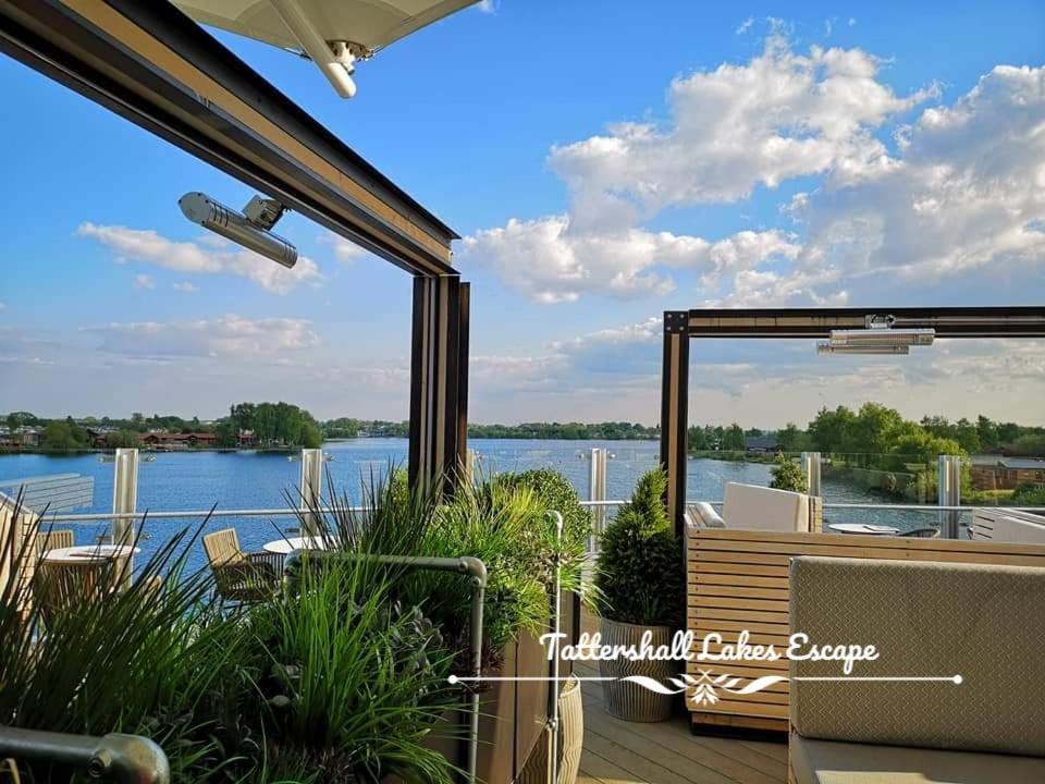 Meridian Tattershall Lakes Escape - Lakeside Lodge Caravan With A Fishing Peg Luxury Hot Tub エクステリア 写真