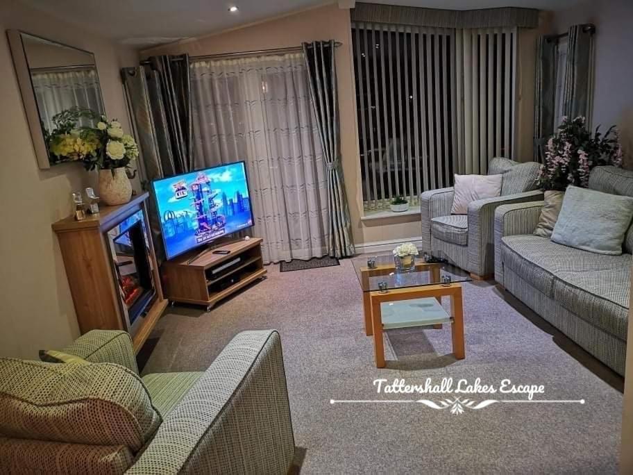 Meridian Tattershall Lakes Escape - Lakeside Lodge Caravan With A Fishing Peg Luxury Hot Tub エクステリア 写真