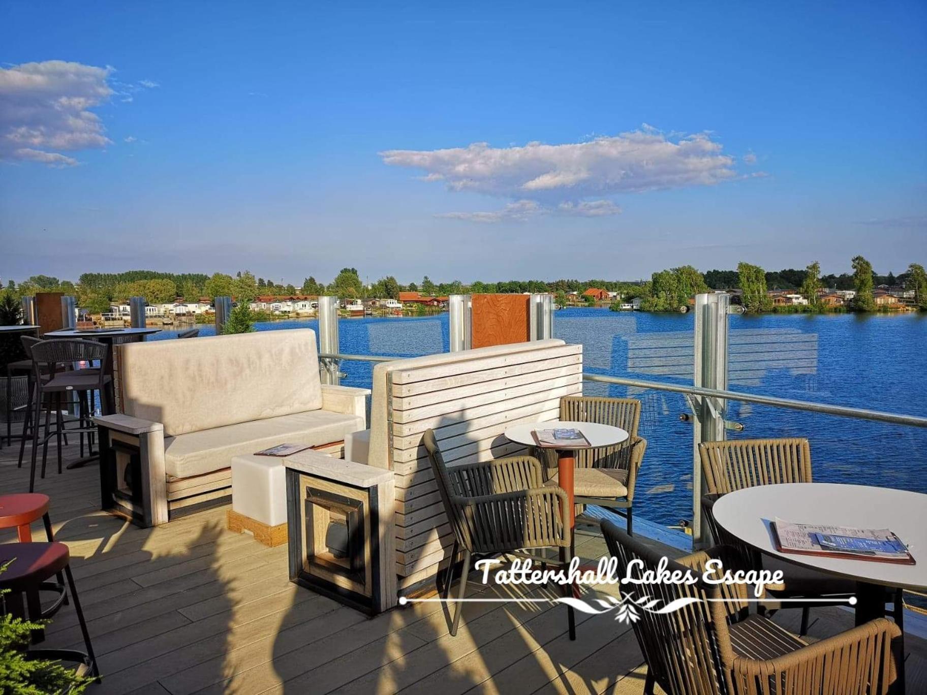 Meridian Tattershall Lakes Escape - Lakeside Lodge Caravan With A Fishing Peg Luxury Hot Tub エクステリア 写真