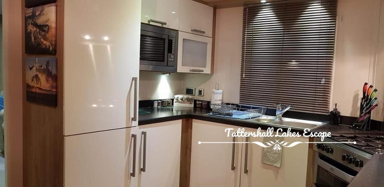 Meridian Tattershall Lakes Escape - Lakeside Lodge Caravan With A Fishing Peg Luxury Hot Tub エクステリア 写真