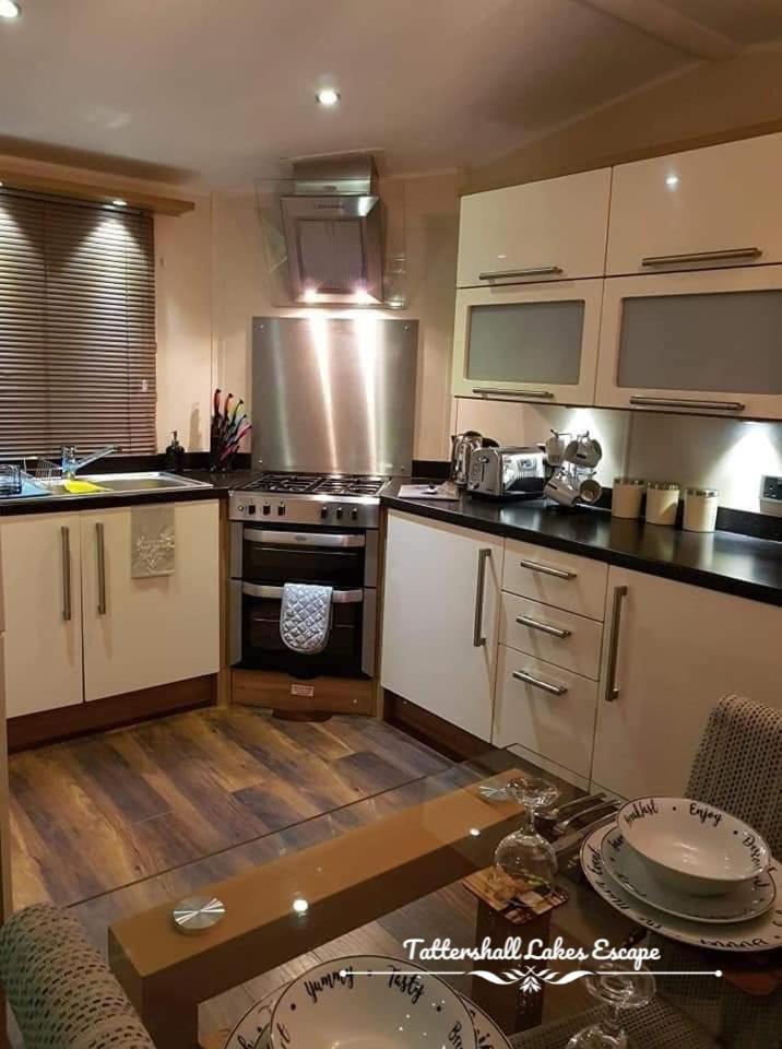 Meridian Tattershall Lakes Escape - Lakeside Lodge Caravan With A Fishing Peg Luxury Hot Tub エクステリア 写真