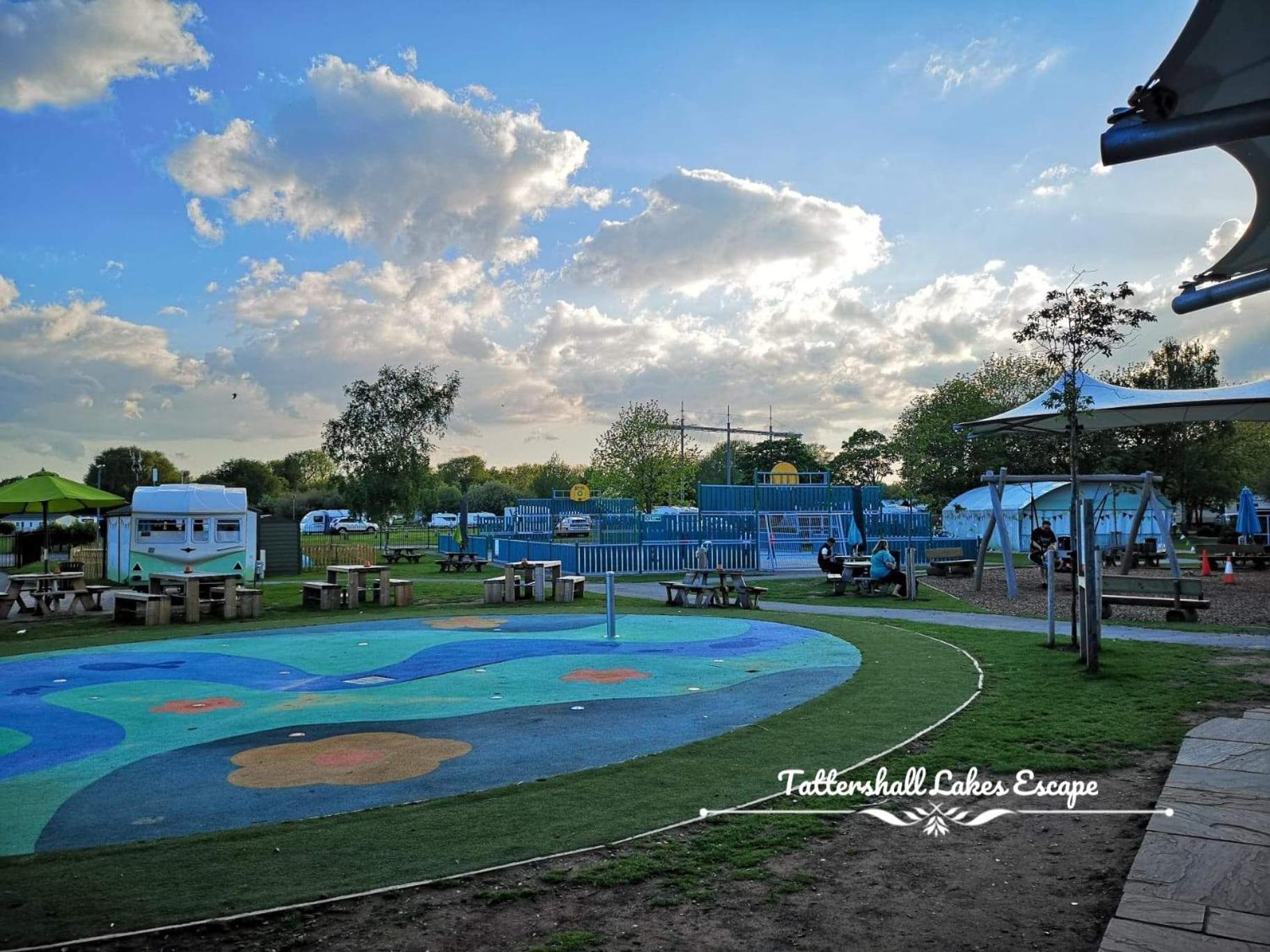 Meridian Tattershall Lakes Escape - Lakeside Lodge Caravan With A Fishing Peg Luxury Hot Tub エクステリア 写真