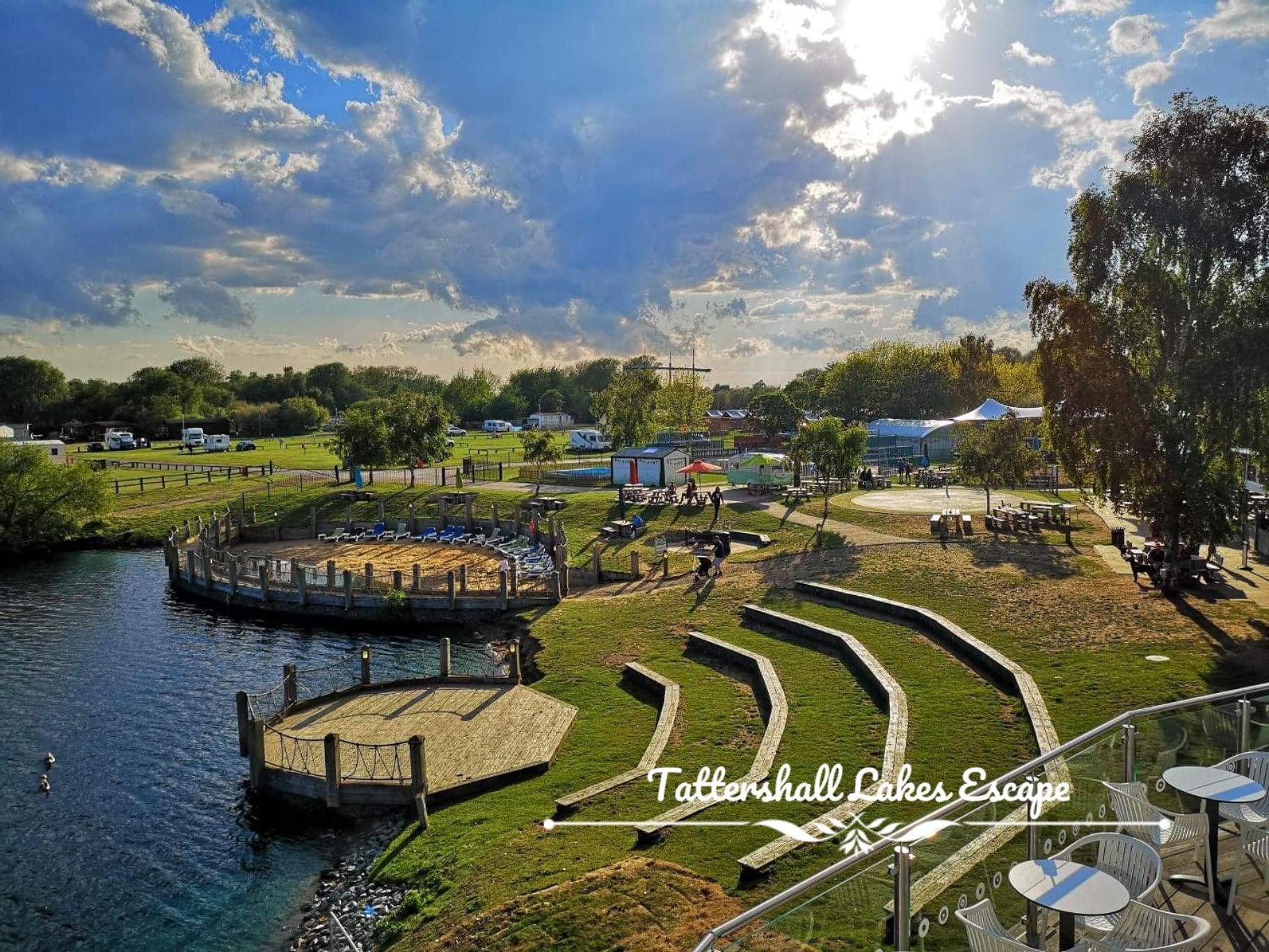 Meridian Tattershall Lakes Escape - Lakeside Lodge Caravan With A Fishing Peg Luxury Hot Tub エクステリア 写真