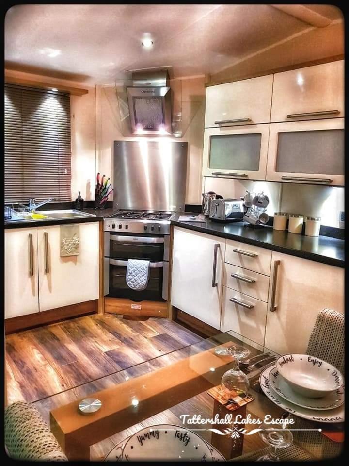 Meridian Tattershall Lakes Escape - Lakeside Lodge Caravan With A Fishing Peg Luxury Hot Tub エクステリア 写真