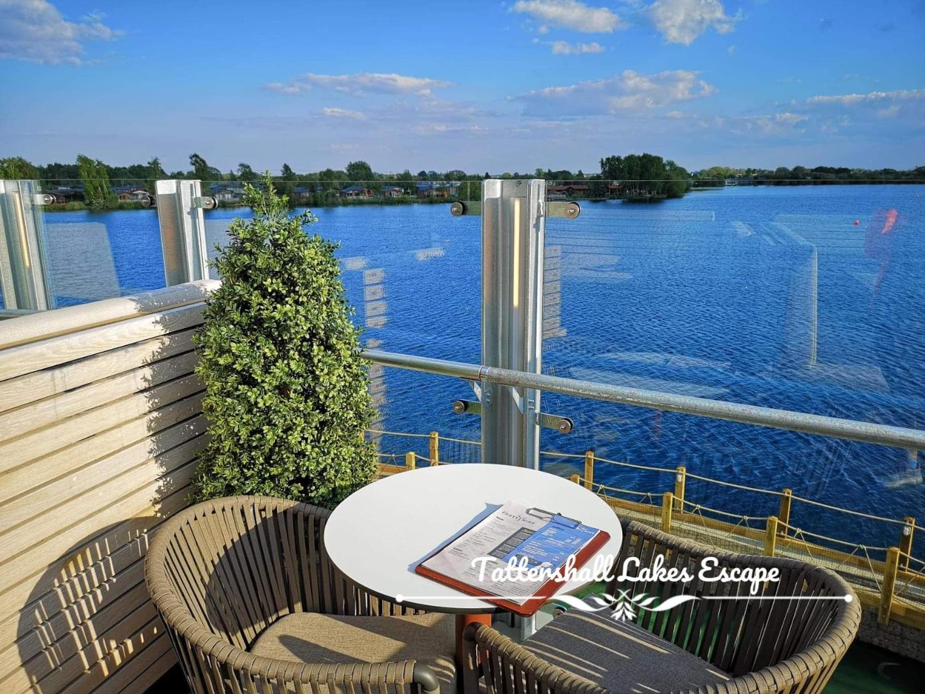 Meridian Tattershall Lakes Escape - Lakeside Lodge Caravan With A Fishing Peg Luxury Hot Tub エクステリア 写真
