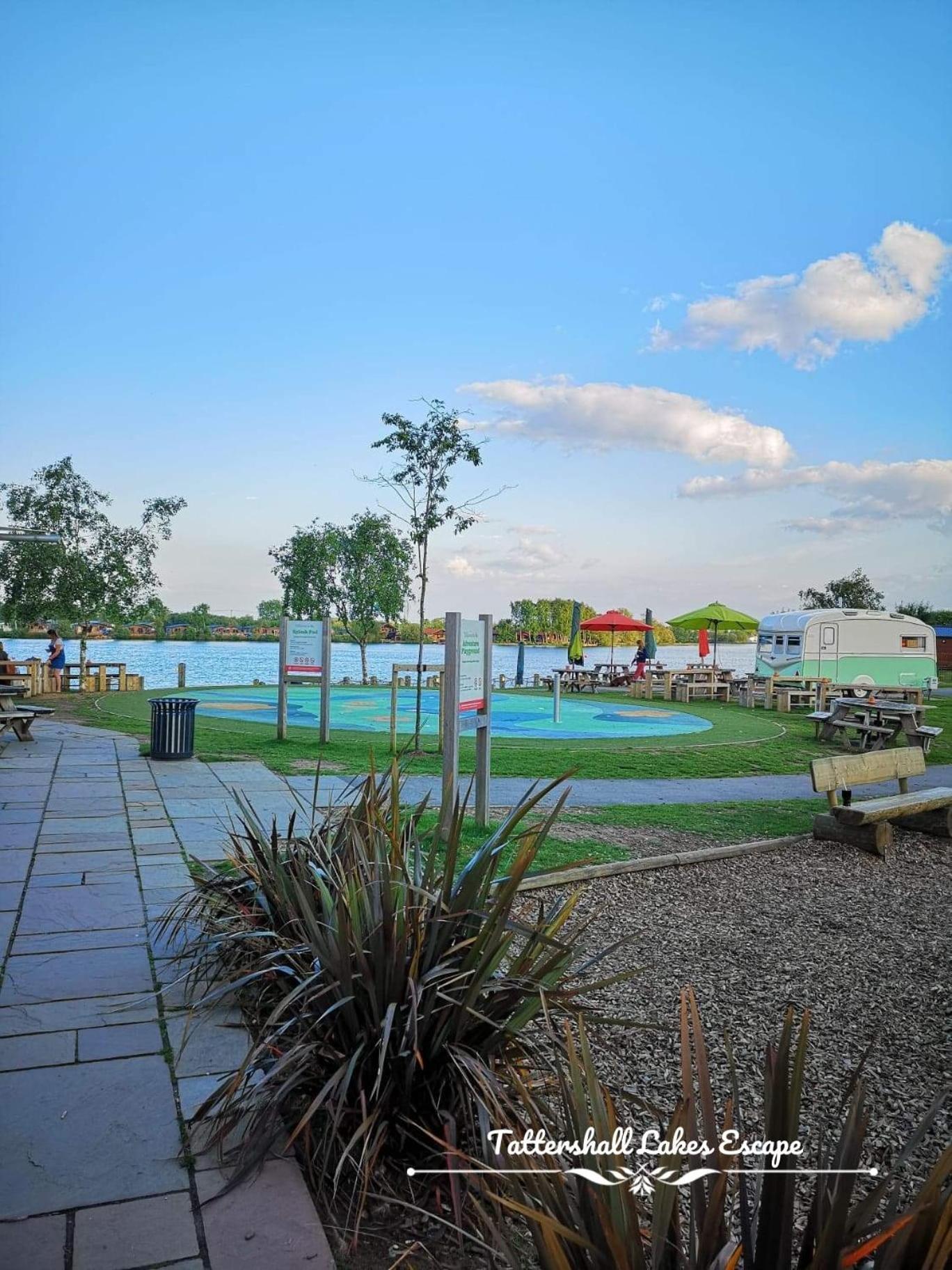 Meridian Tattershall Lakes Escape - Lakeside Lodge Caravan With A Fishing Peg Luxury Hot Tub エクステリア 写真