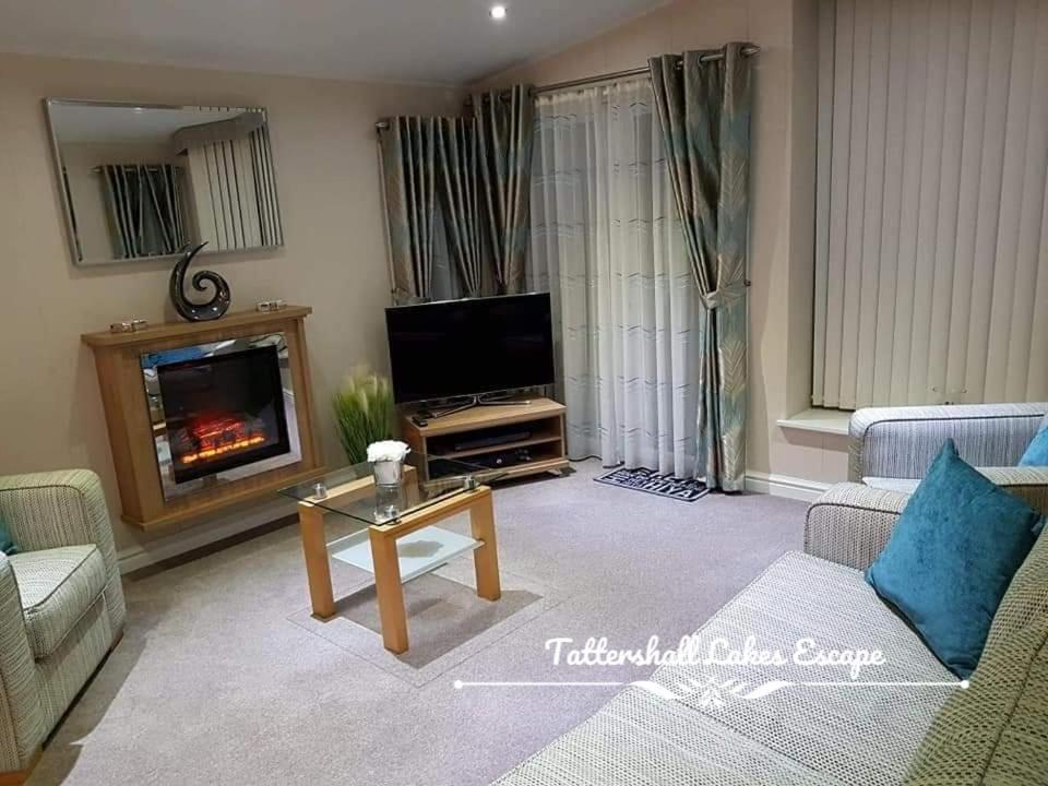 Meridian Tattershall Lakes Escape - Lakeside Lodge Caravan With A Fishing Peg Luxury Hot Tub エクステリア 写真