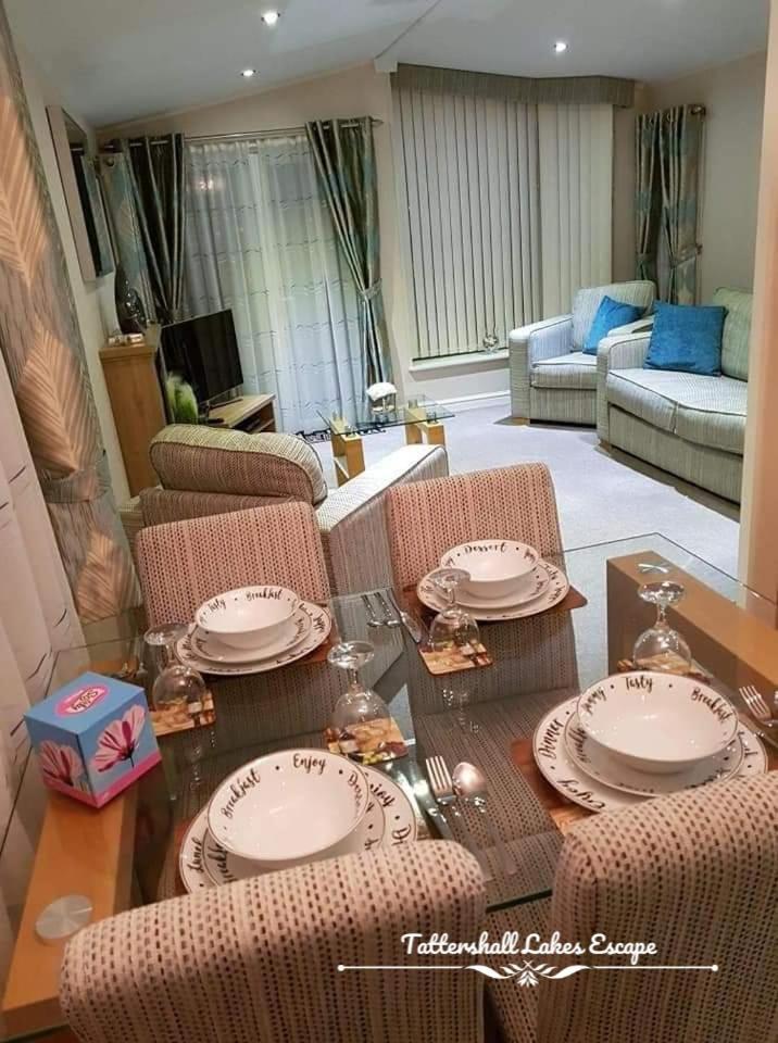 Meridian Tattershall Lakes Escape - Lakeside Lodge Caravan With A Fishing Peg Luxury Hot Tub エクステリア 写真
