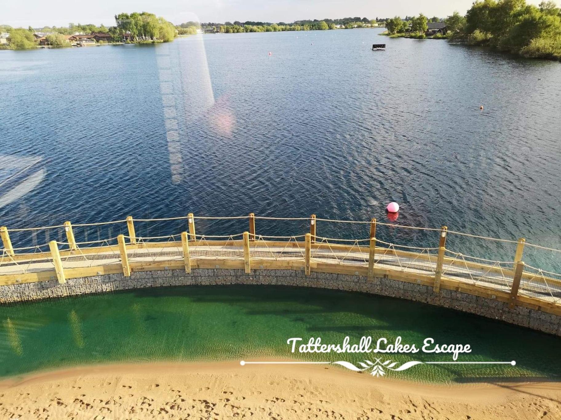 Meridian Tattershall Lakes Escape - Lakeside Lodge Caravan With A Fishing Peg Luxury Hot Tub エクステリア 写真