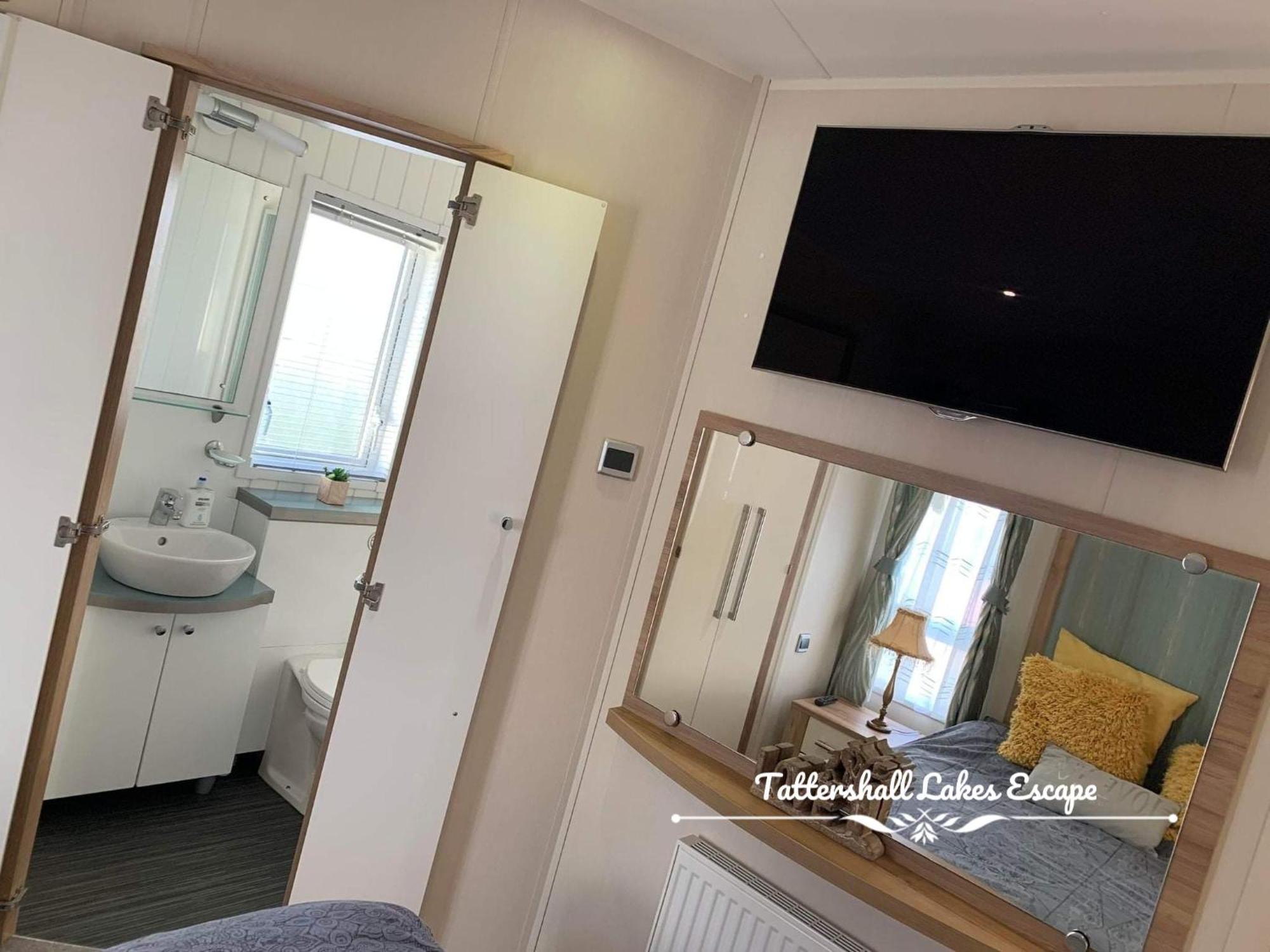 Meridian Tattershall Lakes Escape - Lakeside Lodge Caravan With A Fishing Peg Luxury Hot Tub エクステリア 写真