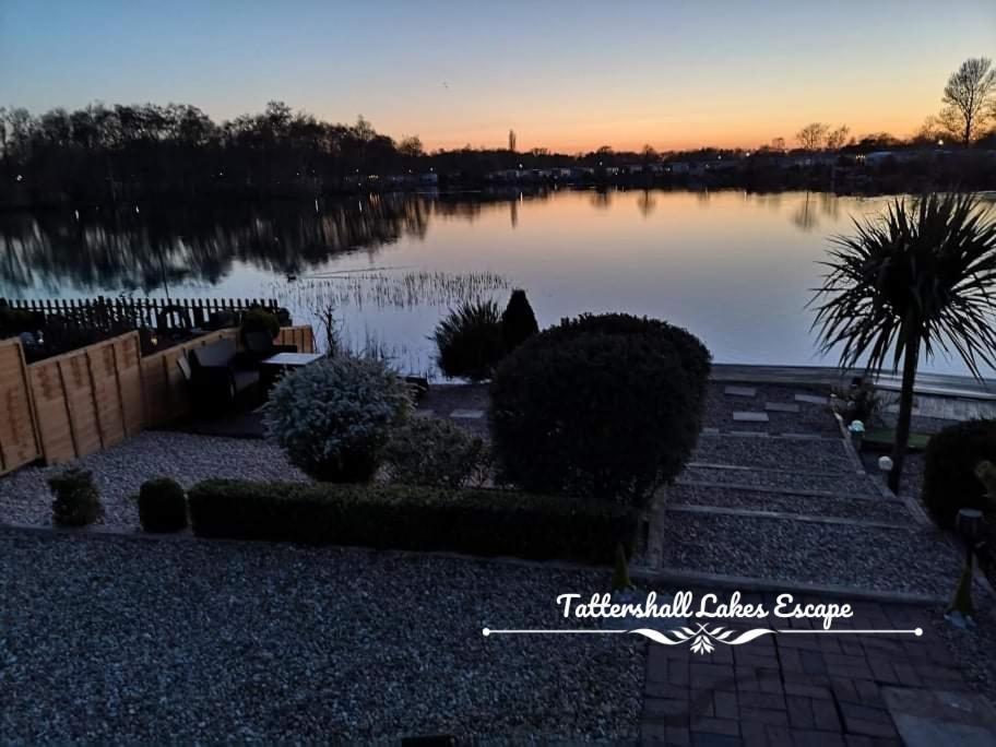 Meridian Tattershall Lakes Escape - Lakeside Lodge Caravan With A Fishing Peg Luxury Hot Tub エクステリア 写真