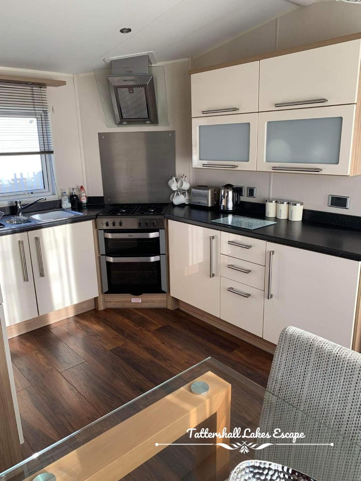 Meridian Tattershall Lakes Escape - Lakeside Lodge Caravan With A Fishing Peg Luxury Hot Tub エクステリア 写真