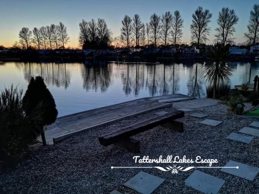 Meridian Tattershall Lakes Escape - Lakeside Lodge Caravan With A Fishing Peg Luxury Hot Tub エクステリア 写真