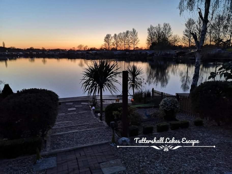 Meridian Tattershall Lakes Escape - Lakeside Lodge Caravan With A Fishing Peg Luxury Hot Tub エクステリア 写真