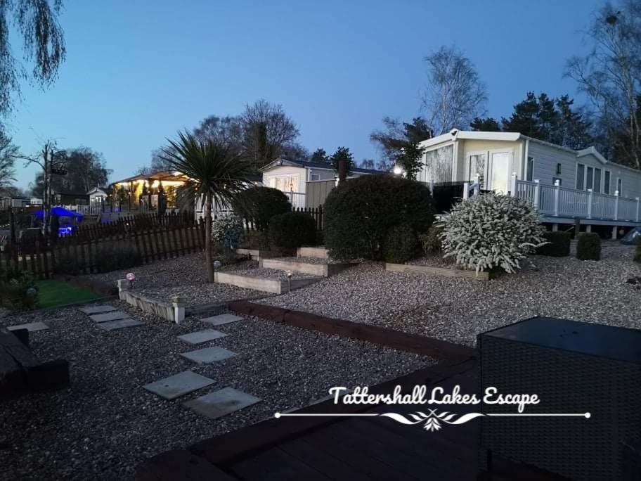 Meridian Tattershall Lakes Escape - Lakeside Lodge Caravan With A Fishing Peg Luxury Hot Tub エクステリア 写真