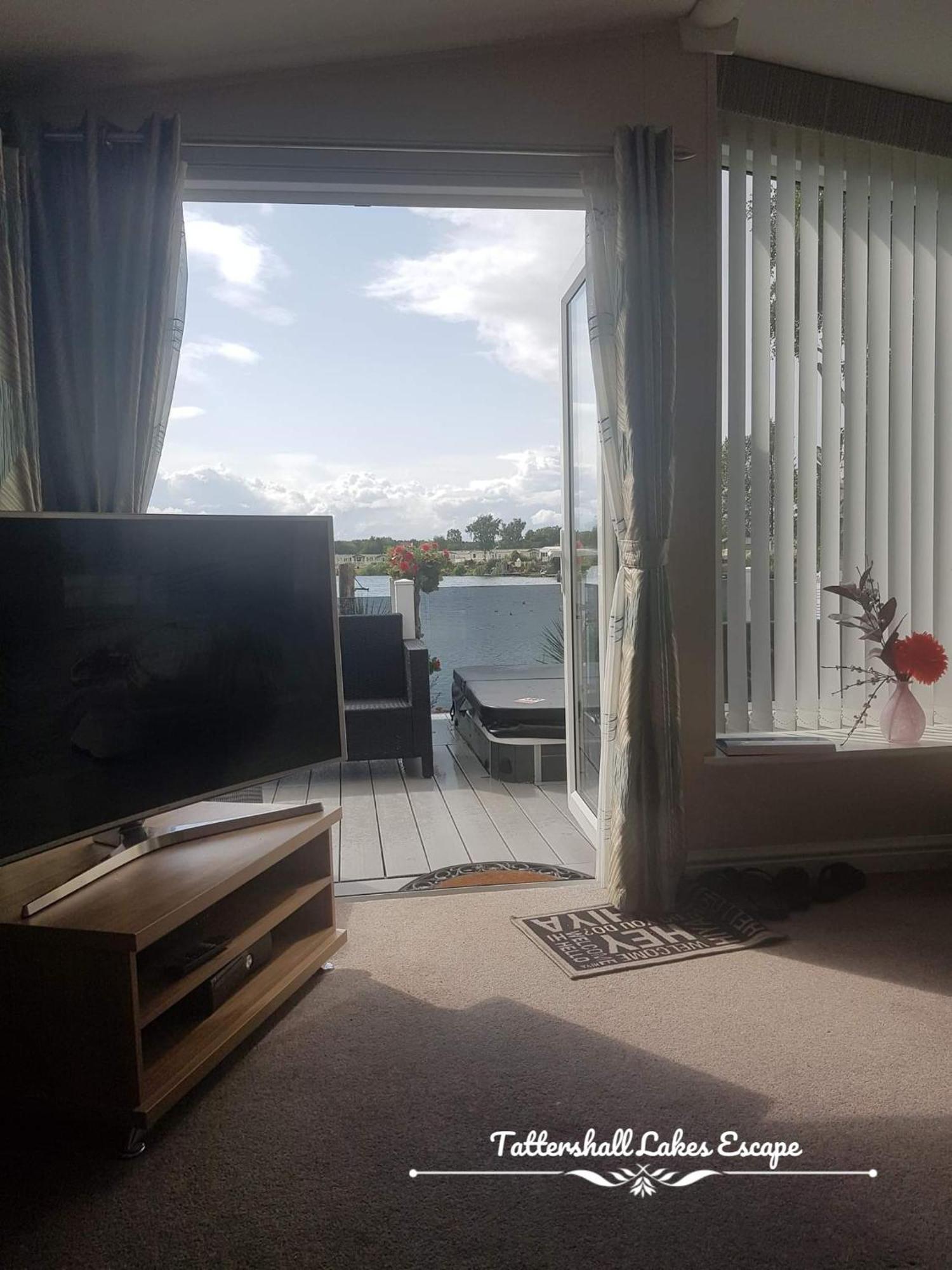 Meridian Tattershall Lakes Escape - Lakeside Lodge Caravan With A Fishing Peg Luxury Hot Tub エクステリア 写真