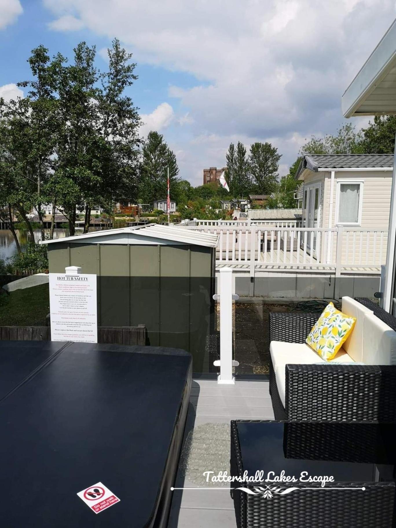 Meridian Tattershall Lakes Escape - Lakeside Lodge Caravan With A Fishing Peg Luxury Hot Tub エクステリア 写真