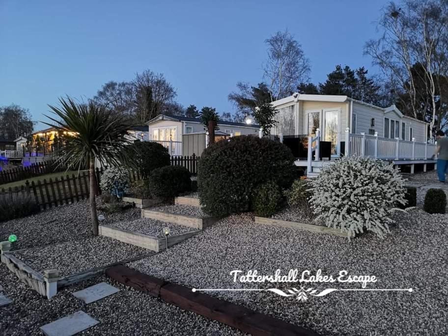 Meridian Tattershall Lakes Escape - Lakeside Lodge Caravan With A Fishing Peg Luxury Hot Tub エクステリア 写真