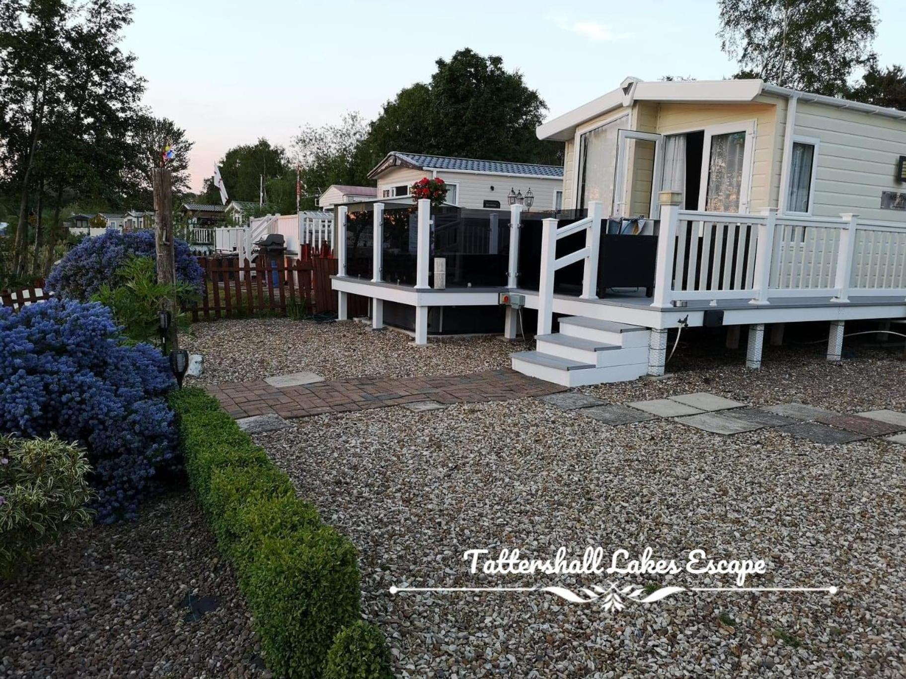 Meridian Tattershall Lakes Escape - Lakeside Lodge Caravan With A Fishing Peg Luxury Hot Tub エクステリア 写真