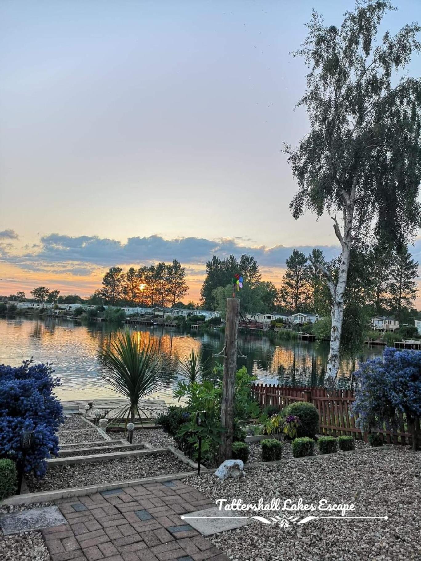 Meridian Tattershall Lakes Escape - Lakeside Lodge Caravan With A Fishing Peg Luxury Hot Tub エクステリア 写真