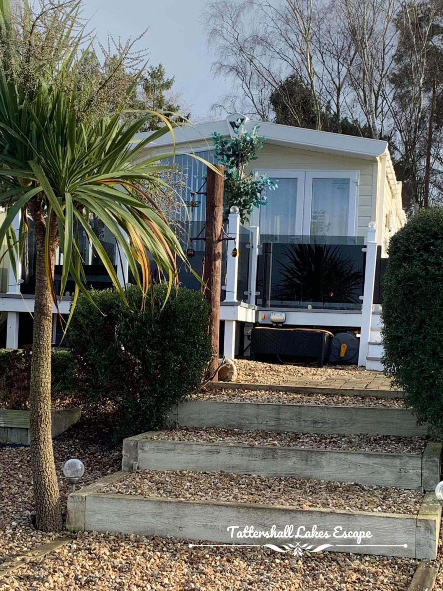 Meridian Tattershall Lakes Escape - Lakeside Lodge Caravan With A Fishing Peg Luxury Hot Tub エクステリア 写真