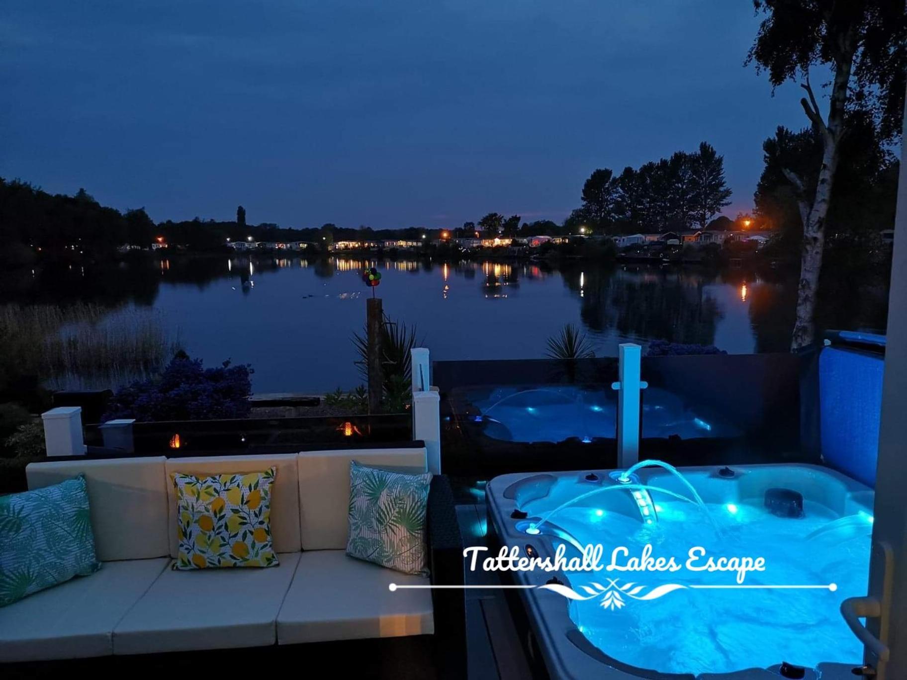 Meridian Tattershall Lakes Escape - Lakeside Lodge Caravan With A Fishing Peg Luxury Hot Tub エクステリア 写真