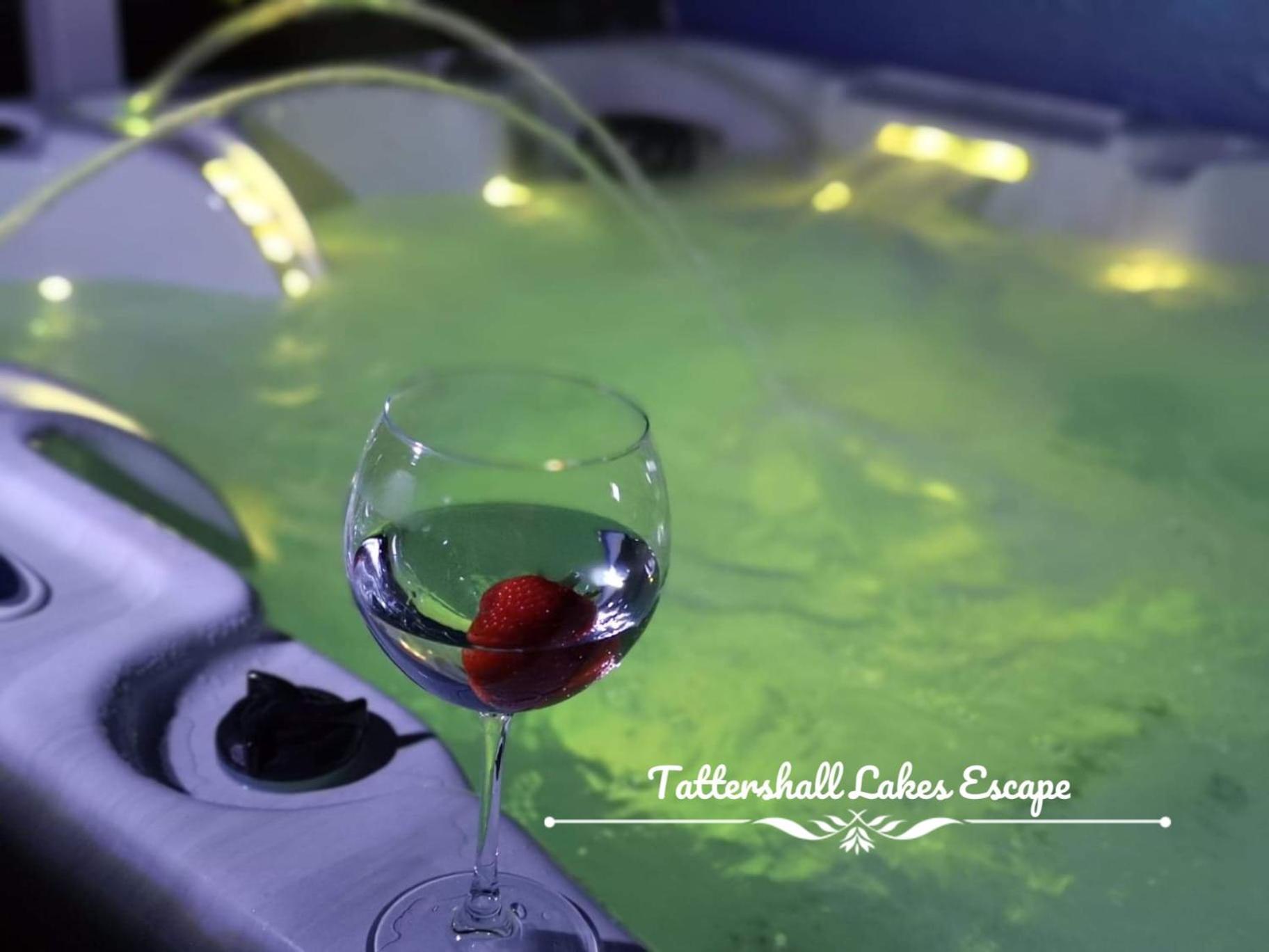 Meridian Tattershall Lakes Escape - Lakeside Lodge Caravan With A Fishing Peg Luxury Hot Tub エクステリア 写真